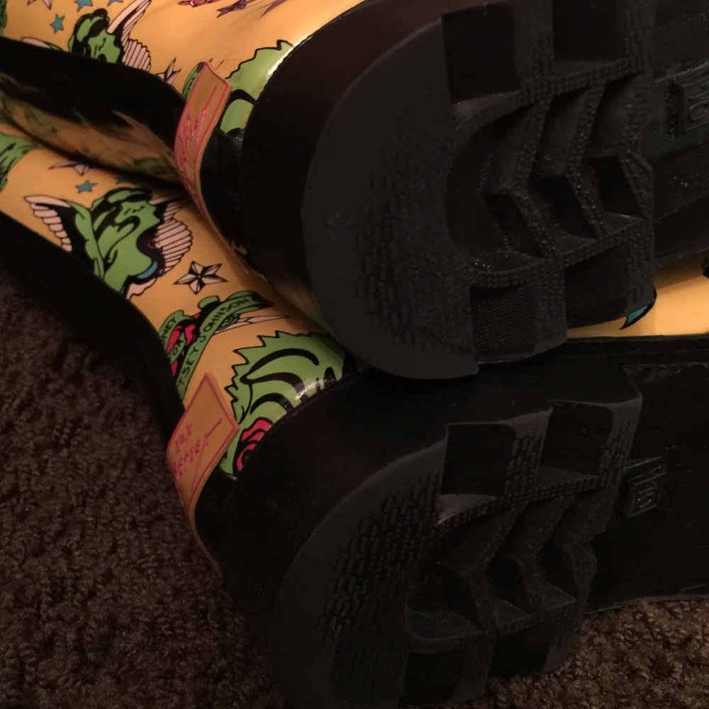 Vintage Betsey Johnson Yellow Patterned Rain Boots - Picture 3 of 4